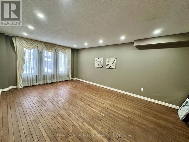 492 Palmtree Crescent in Oshawa, ON - Building Photo - Building Photo