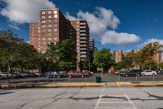 Rochdale Village in Jamaica, NY - Foto de edificio - Building Photo