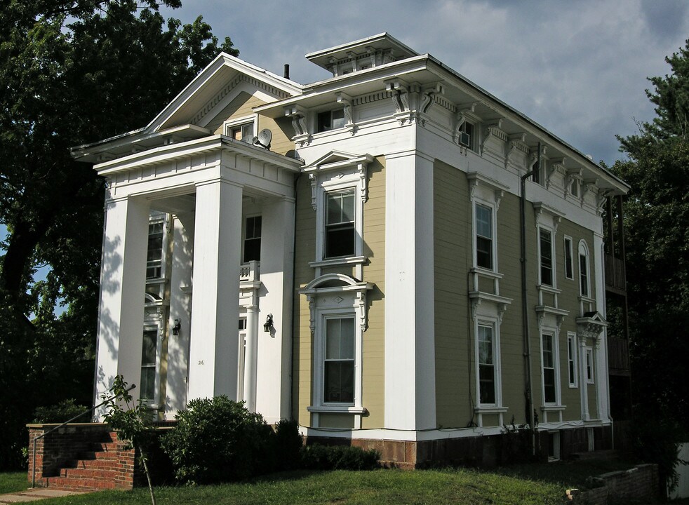 The Meriden Place in Meriden, CT - Foto de edificio