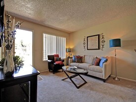 Acacia Pointe in Glendale, AZ - Building Photo