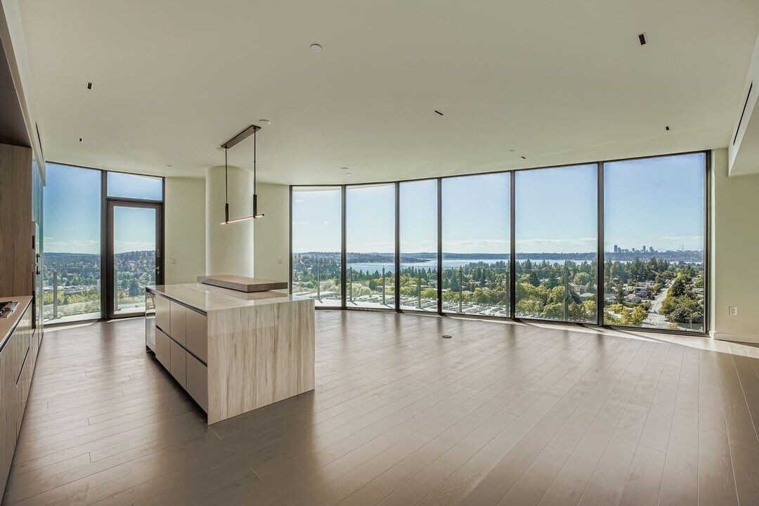 838 103rd Ave NE in Bellevue, WA - Building Photo