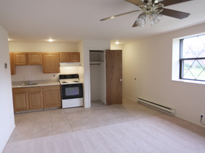 55+ West Babylon Manor Senior Community in West Babylon, NY - Foto de edificio - Interior Photo