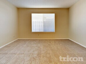 215 Loy St. in Waterford, CA - Foto de edificio - Building Photo