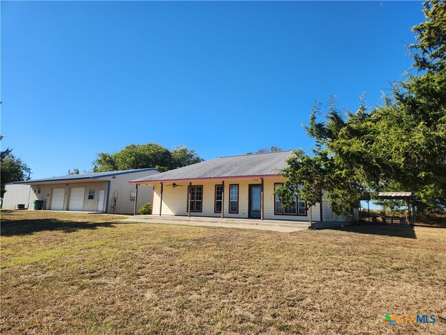 3092 State Hwy 95 in Shiner, TX - Building Photo - Building Photo