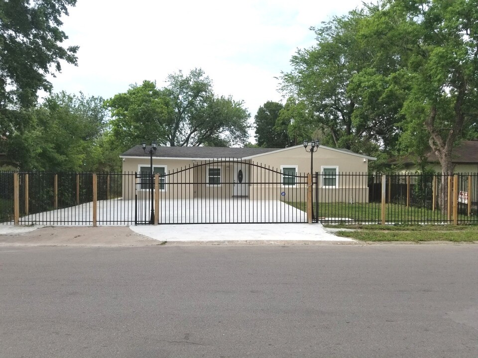 5631 Belarbor St in Houston, TX - Building Photo