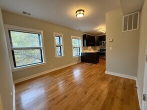 2211 W Eastwood Ave, Unit 2201-2E in Chicago, IL - Building Photo - Building Photo