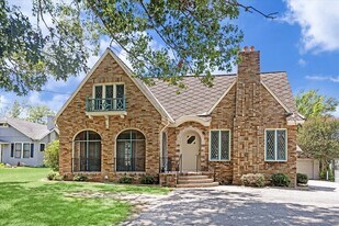 703 E Main St in Bellville, TX - Building Photo