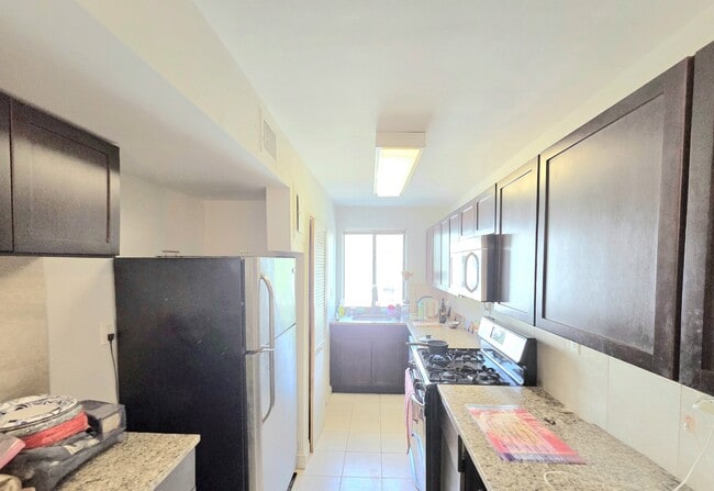 3821 Davis Pl NW in Washington, DC - Building Photo - Building Photo