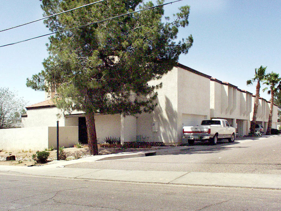 Sandalwood Apartments in Phoenix, AZ - Building Photo