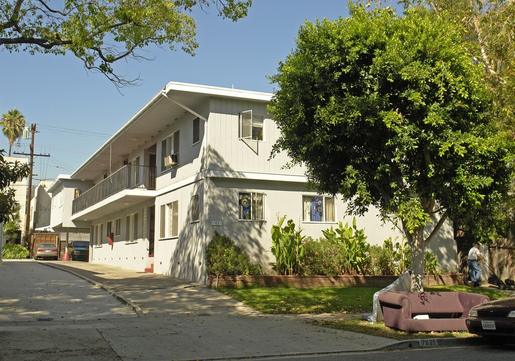 7621 Hampton Ave in Los Angeles, CA - Foto de edificio