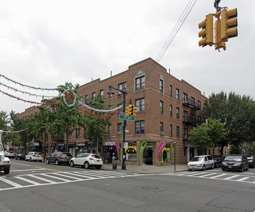 Savina Court in Long Island City, NY - Building Photo