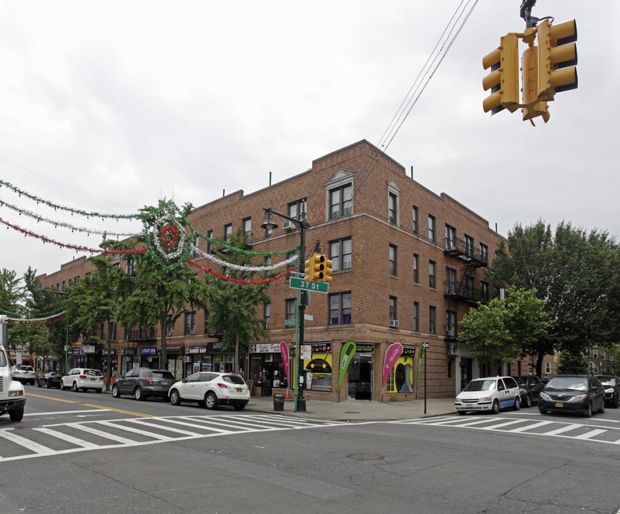 Savina Court in Long Island City, NY - Foto de edificio