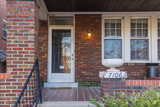 7106 Forsyth Blvd, Unit 1E in St. Louis, MO - Foto de edificio - Building Photo