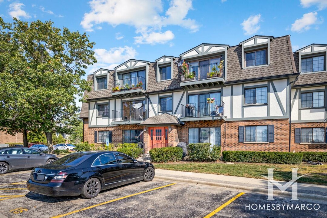 104 Steeple Dr, Unit 104 Steeple D in Buffalo Grove, IL - Foto de edificio