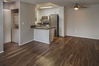 Surf House Apartments in Huntington Beach, CA - Foto de edificio - Building Photo