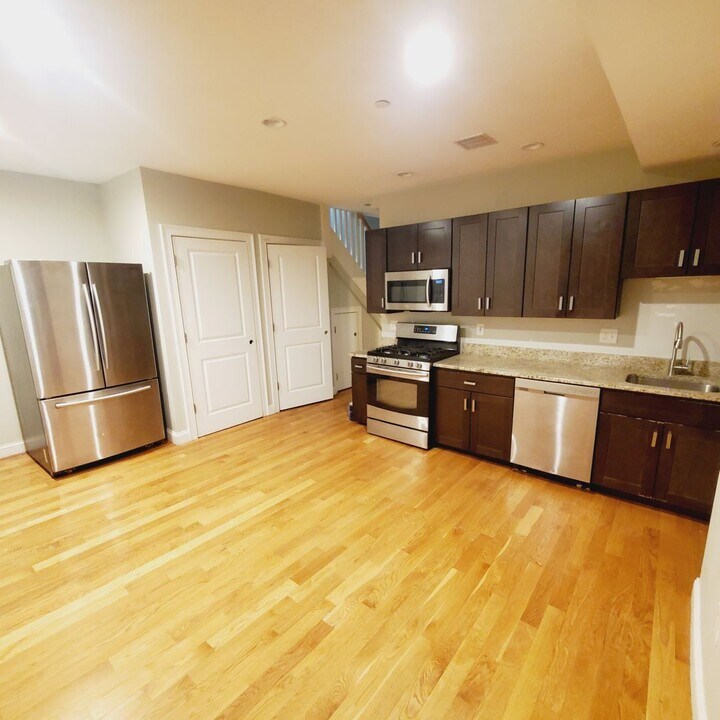 355 Adams St in Boston, MA - Building Photo