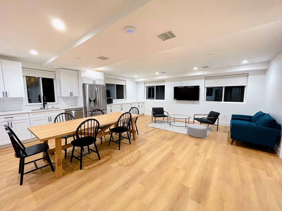 1351 W 37th St in Los Angeles, CA - Building Photo