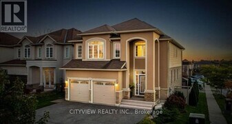 7 Woodvalley Ct in Hamilton, ON - Building Photo