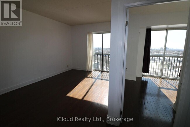 2737 Keele St in Toronto, ON - Building Photo - Building Photo