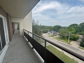 1061 Queen's Blvd in Kitchener, ON - Building Photo - Building Photo
