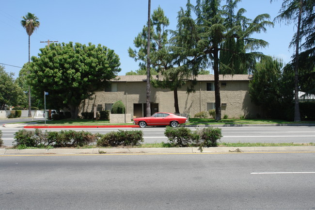 16765 Sherman Way in Van Nuys, CA - Building Photo - Building Photo