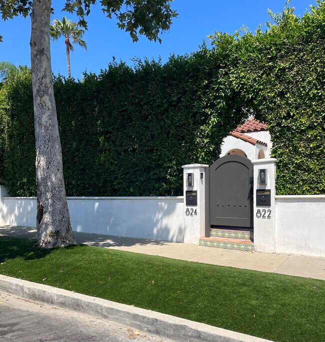 822 - 824 N Stanley Ave in Los Angeles, CA - Foto de edificio - Building Photo