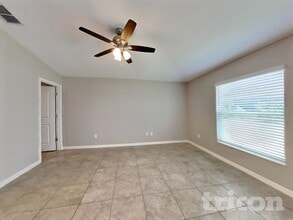 1721 Broad Winged Hawk Dr in Ruskin, FL - Foto de edificio - Building Photo