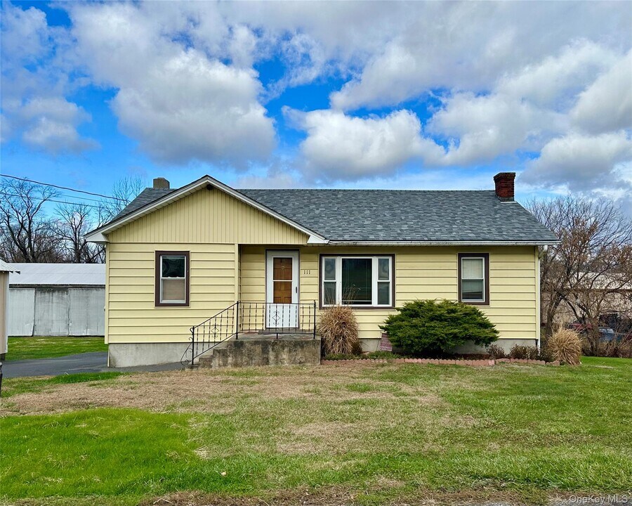 111 Round Hill Rd in Florida, NY - Building Photo