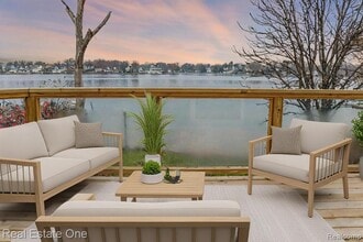 121 N North Shore Dr in Lake Orion, MI - Foto de edificio - Building Photo