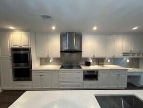292 Vista Dr in Jericho, NY - Building Photo - Building Photo