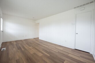 3012 Larkmoor St in Lorain, OH - Building Photo - Building Photo