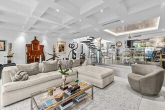 2335 S Ocean Blvd in Palm Beach, FL - Building Photo - Building Photo