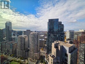 8 Wellesley St W in Toronto, ON - Building Photo - Building Photo