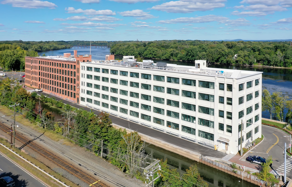 Montgomery Mill Apartments in Windsor Locks, CT - Foto de edificio