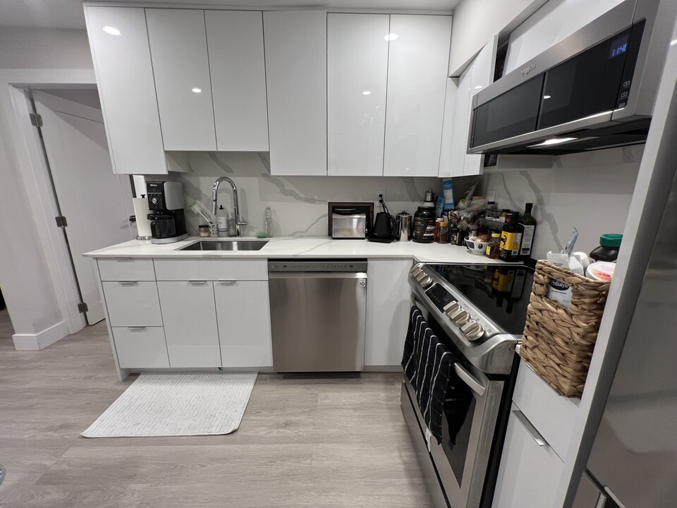 1975 Alderlynn Dr in North Vancouver, BC - Building Photo