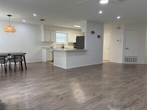 8402 Priest River Dr in Round Rock, TX - Foto de edificio - Building Photo