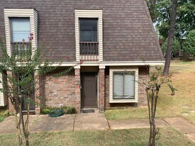 6561 Poplar Woods Cir E in Germantown, TN - Building Photo