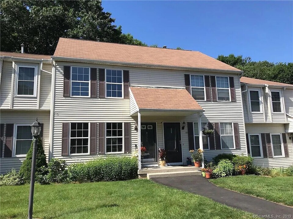 241 Branford Rd in North Branford, CT - Building Photo