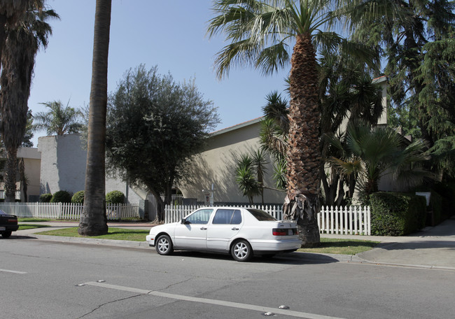 4466 University Ave in Riverside, CA - Foto de edificio - Building Photo