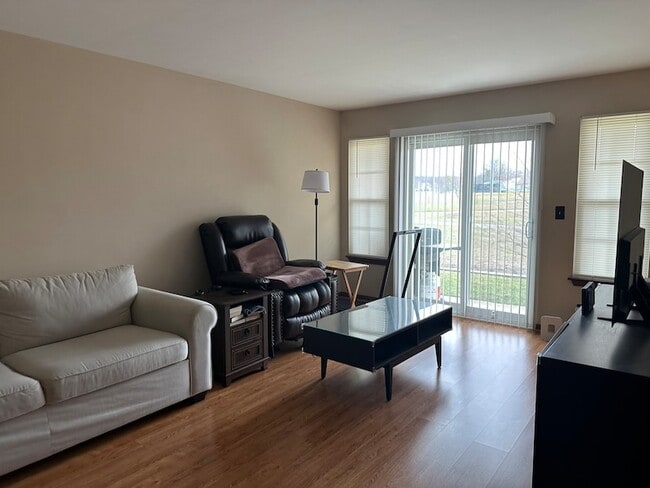 633 W Streamwood Blvd in Streamwood, IL - Building Photo - Building Photo