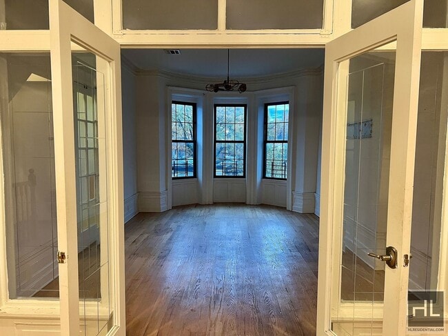 4BR 3BA Historic Limestone Duplex In Crown in Brooklyn, NY - Foto de edificio - Building Photo