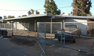 3372 E Sierra Madre Ave in Fresno, CA - Building Photo - Building Photo