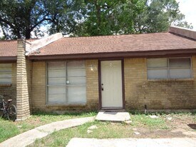 701 Foster Dr in Conroe, TX - Building Photo