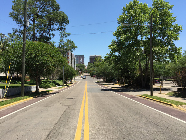 520 W College Ave in Tallahassee, FL - Foto de edificio - Building Photo