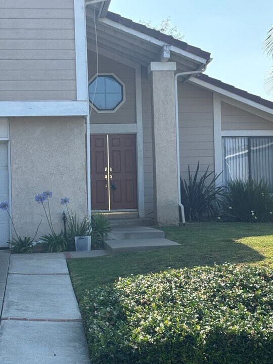 121 S Panorama Dr in Anaheim, CA - Building Photo