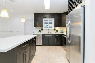 2401 SW 31st Ave in Miami, FL - Foto de edificio - Building Photo