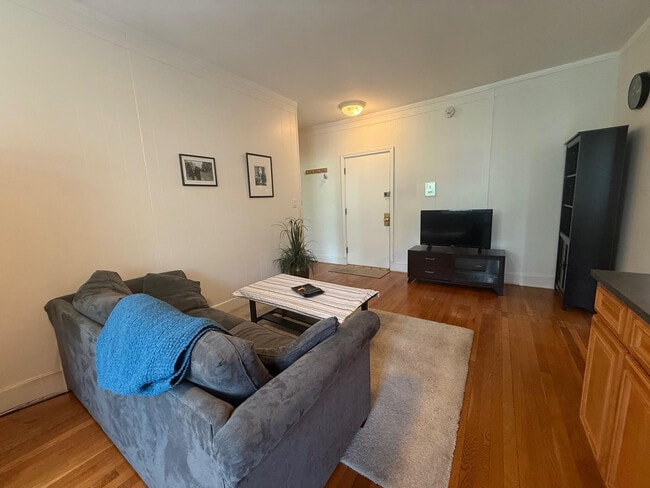 36 Winchester St, Unit 7 in Brookline, MA - Building Photo - Building Photo