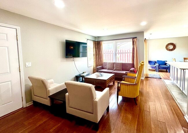1702 Queensbury Cir in Hoffman Estates, IL - Building Photo - Building Photo