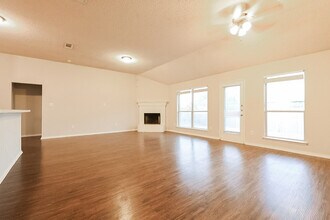 616 White Swan Dr in Arlington, TX - Building Photo - Building Photo