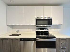 940 W Winona St, Unit 903 in Chicago, IL - Foto de edificio - Building Photo